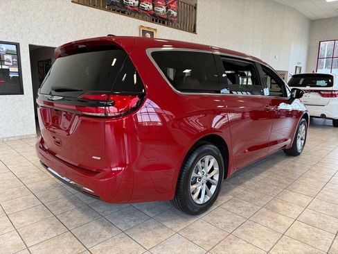New 2026 Chrysler Pacifica Select image 3