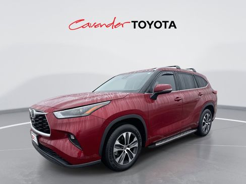 Used 2022 Toyota Highlander XLE image 1