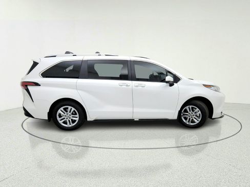 Used 2025 Toyota Sienna Limited FWD image 7