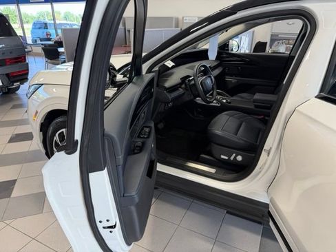 Used 2025 Lincoln Nautilus Reserve AWD/4WD image 14