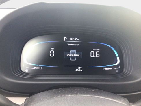 Certified 2025 Hyundai Venue SEL FWD image 10