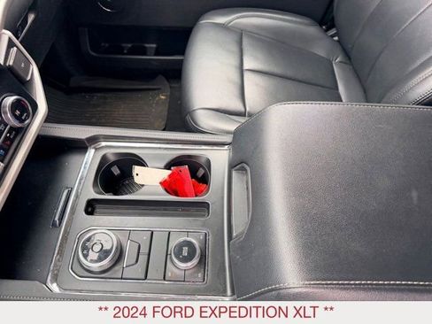 Used 2024 Ford Expedition XLT image 19