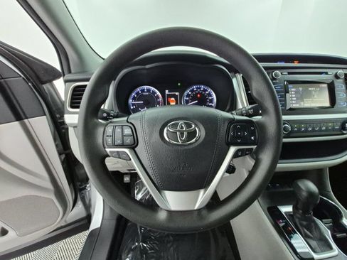 Used 2019 Toyota Highlander LE FWD image 28