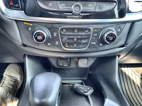 Used 2023 Chevrolet Traverse Premier FWD image 18