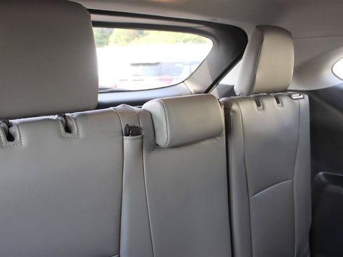 Used 2024 Toyota Highlander XLE FWD image 13