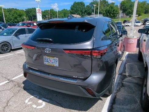 Used 2023 Toyota Highlander XLE AWD/4WD image 16