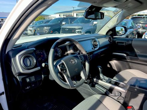 Used 2022 Toyota Tacoma SR5 RWD image 10