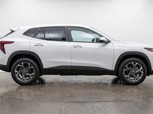Used 2025 Chevrolet Trax LT FWD image 11