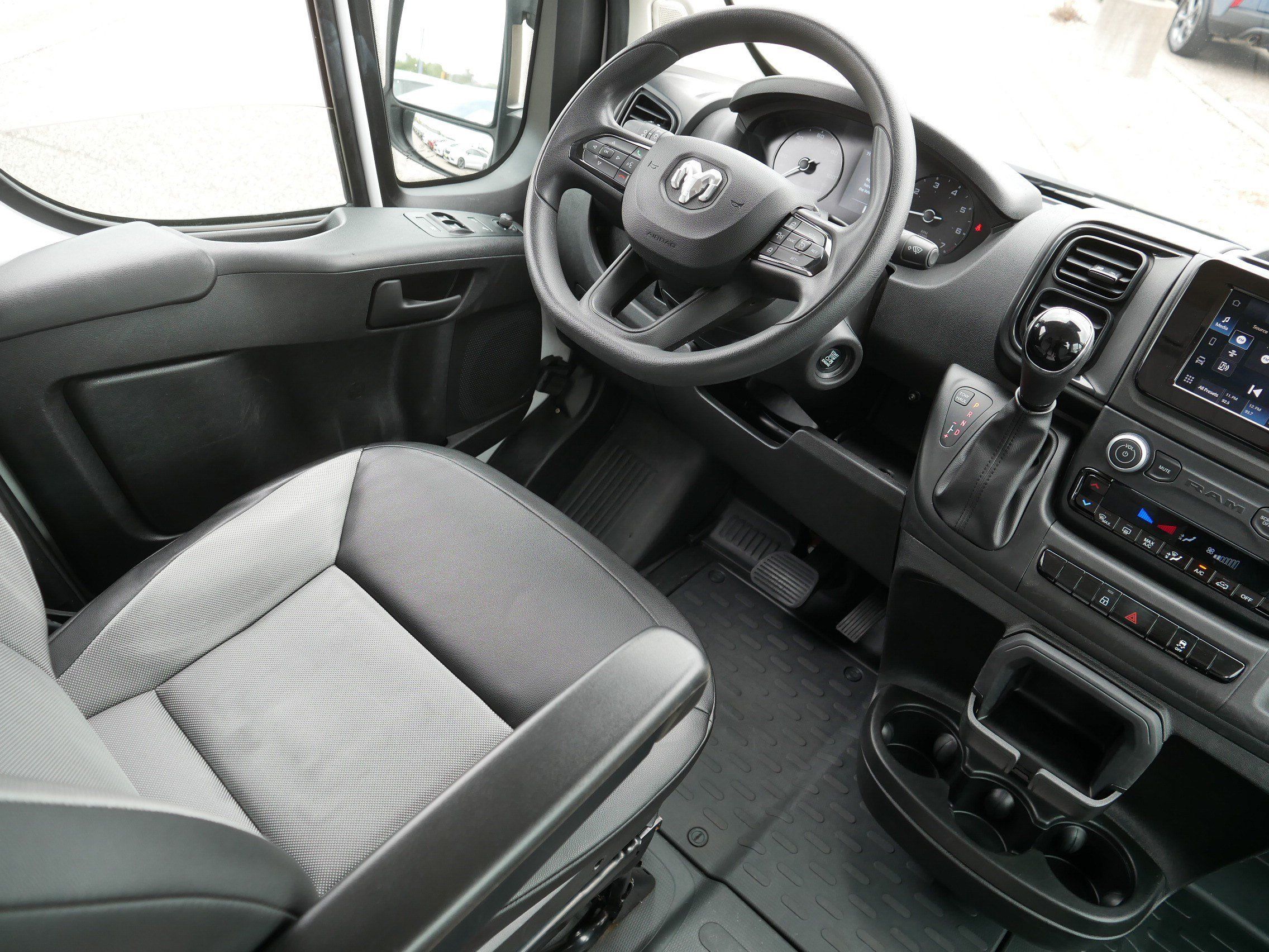 Used 2024 RAM ProMaster 2500 w/ Convenience Group FWD image 9