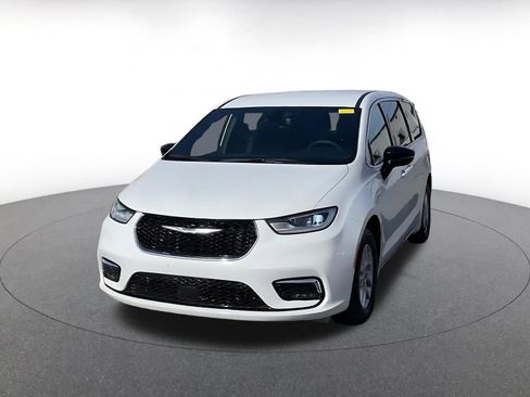 Used 2025 Chrysler Pacifica Select image 3