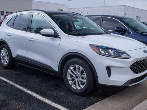 Used 2020 Ford Escape SE FWD image 3