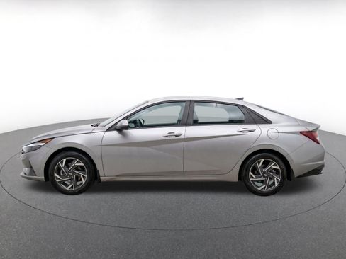 Used 2025 Hyundai Elantra Limited FWD image 4