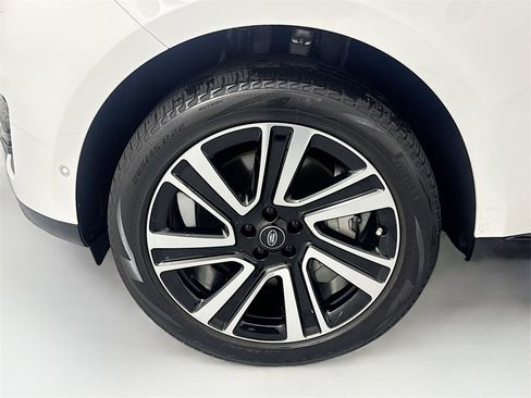 Certified 2023 Land Rover Range Rover SE image 32