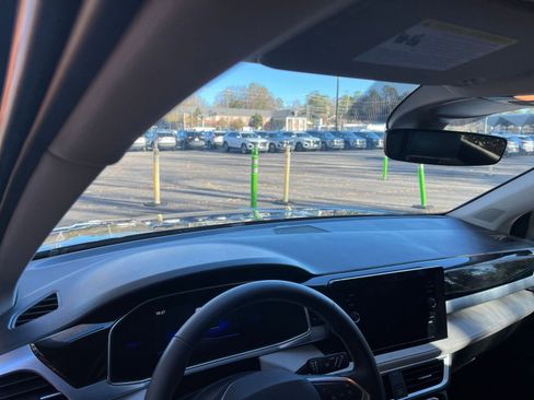 Used 2025 Volkswagen Taos SE image 33