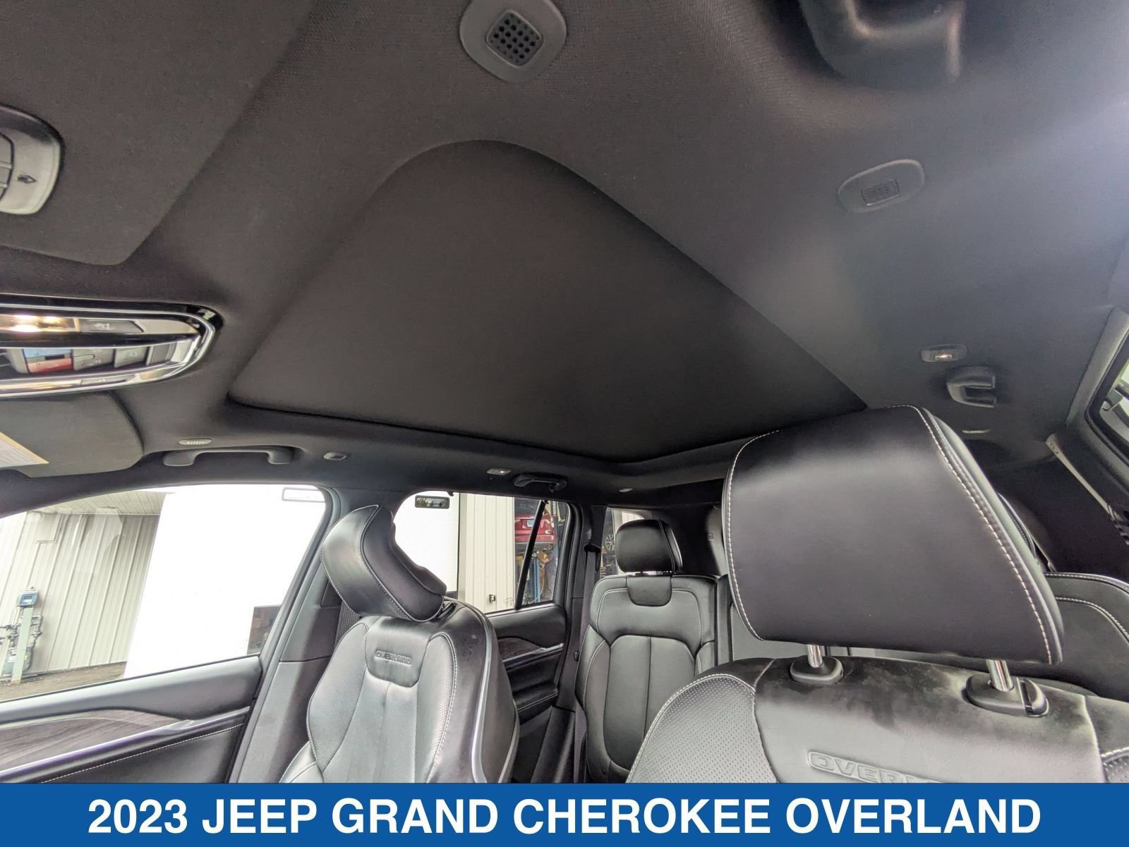 Used 2023 Jeep Grand Cherokee Overland w/ Luxury Tech Group IV AWD/4WD image 29