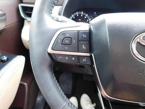 Used 2021 Toyota Highlander Limited image 20