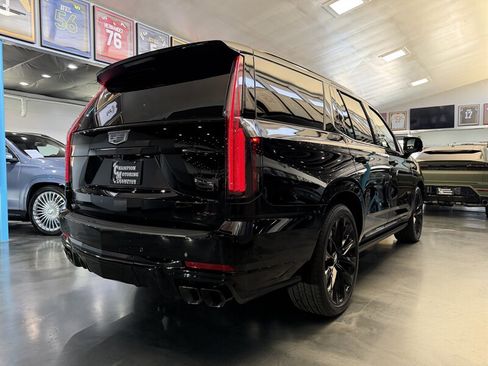 Used 2026 Cadillac Escalade V w/ LPO, ONYX Package AWD/4WD image 5
