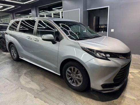 Used 2021 Toyota Sienna LE image 3