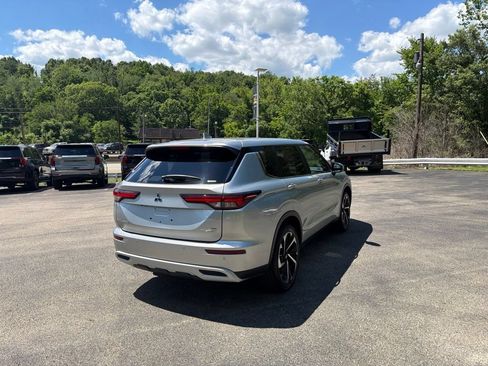 Used 2024 Mitsubishi Outlander 4WD Plug-In Hybrid image 3