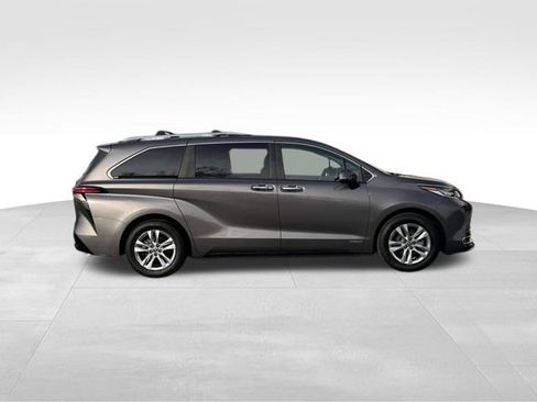 Used 2021 Toyota Sienna Limited image 2