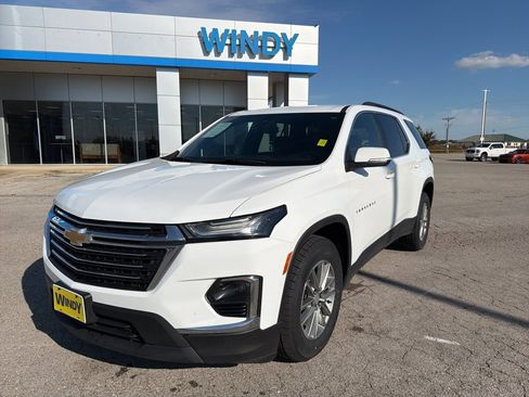 Used 2023 Chevrolet Traverse LT image 1