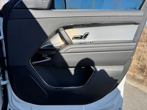 Used 2025 Land Rover Range Rover Sport SE image 18