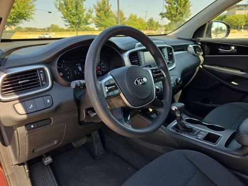 Used 2019 Kia Sorento FWD image 2