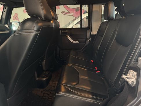 Used 2016 Jeep Wrangler Unlimited Rubicon w/ Connectivity Group AWD/4WD image 4