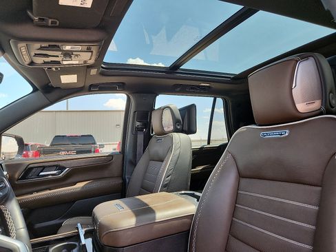 Used 2025 GMC Yukon Denali Ultimate AWD/4WD image 11