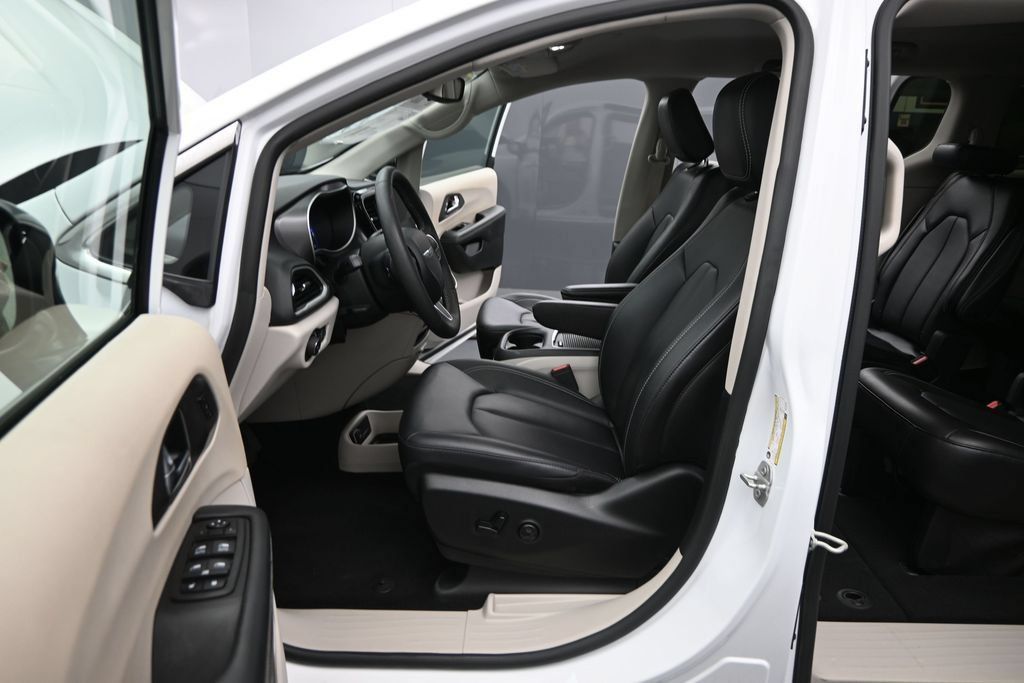 Used 2024 Chrysler Pacifica Touring-L FWD image 11