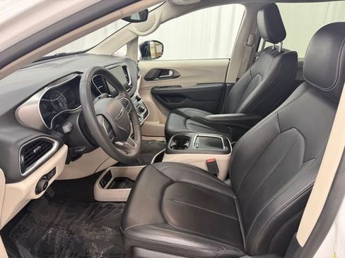 Used 2024 Chrysler Pacifica Touring-L FWD image 6