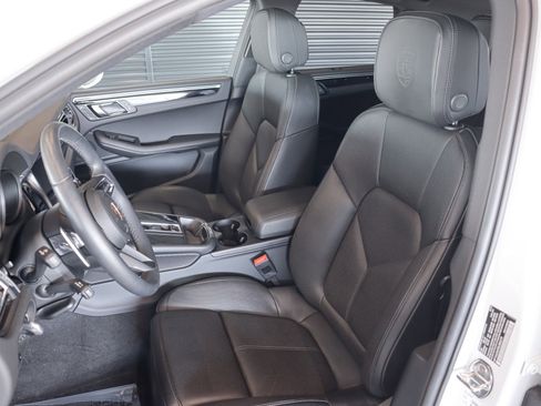 Certified 2024 Porsche Macan image 5