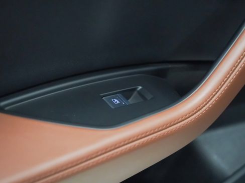 Used 2022 Audi e-tron Chronos image 16