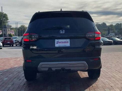 Certified 2025 Honda Pilot TrailSport image 9
