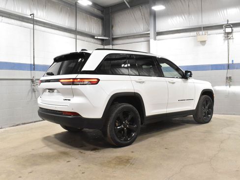 Used 2023 Jeep Grand Cherokee Limited w/ Luxury Tech Group II AWD/4WD image 27
