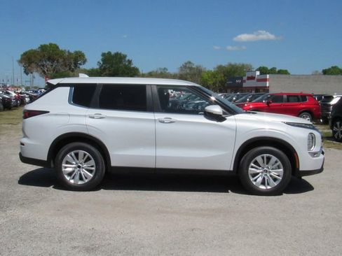 New 2026 Mitsubishi Outlander ES FWD image 2