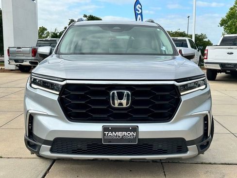 Used 2025 Honda Pilot Touring image 2