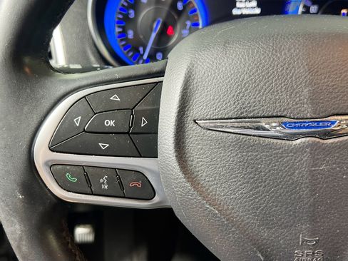 Used 2017 Chrysler 300 Limited image 18