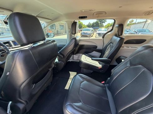 Used 2020 Chrysler Voyager Lxi FWD image 23