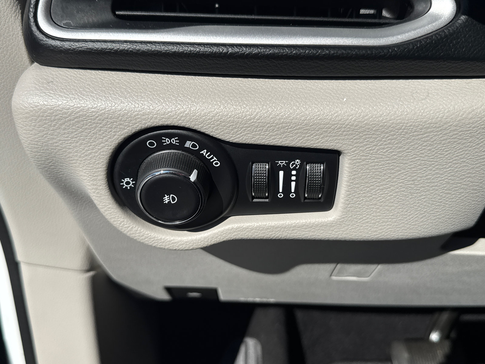 Used 2020 Chrysler Pacifica Touring-L Plus w/ Tire & Wheel Group FWD image 15