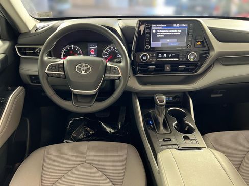 Used 2022 Toyota Highlander LE image 23