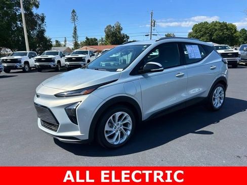 Certified 2023 Chevrolet Bolt EUV LT w/ Driver Confidence Package FWD image 3