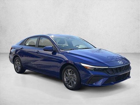 Used 2024 Hyundai Elantra SEL FWD image 3