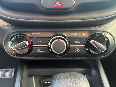 Used 2025 Kia Soul LX w/ LX Technology Package FWD image 17