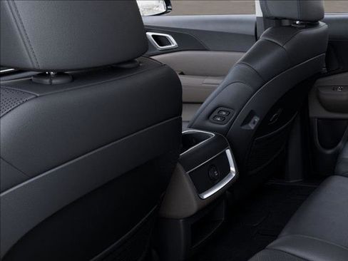 Used 2025 Kia Carnival EX image 26