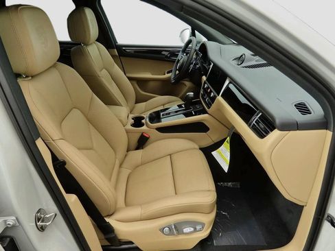 Used 2025 Porsche Macan AWD/4WD image 21