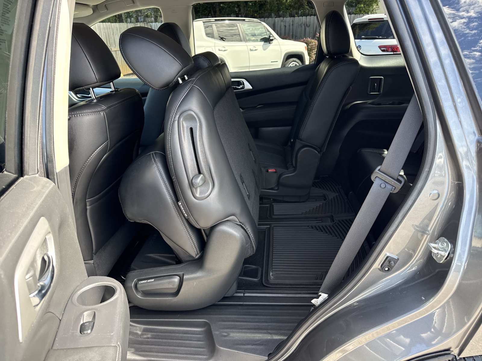 Used 2019 Nissan Pathfinder SL FWD image 11