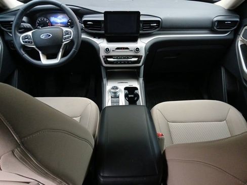 Used 2023 Ford Explorer XLT image 9