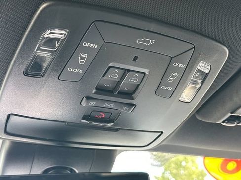 Used 2025 Toyota Sienna Limited FWD image 26