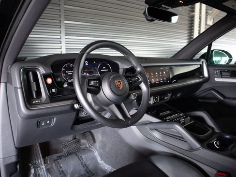 Certified 2024 Porsche Cayenne AWD/4WD image 4